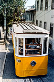 Lisbona -  l'Ascensor da Glria che sale al Bairro Alto.